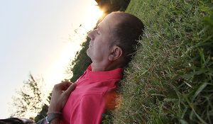 Ein Mann liegt auf einer Wiese, Stichwort Pensionsschock. (c) Morguefile.com
