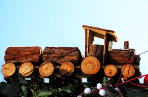 Ja, natürlich. Aus Holz am besten. 1 Spielzeug aus Holz. (c)_H.D.Volz_pixelio.de