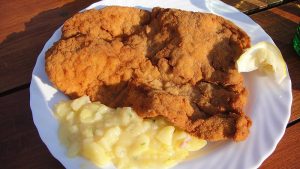 Ein Klassiker bei Kaffeefahrten: das - besonders günstige - Schnitzel. (c) Katharina Wieland Müller_pixelio.de