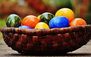 Darf zu Ostern nicht fehlen: ein Korb voll mit bunten Ostereiern. (c) Pixabay.com