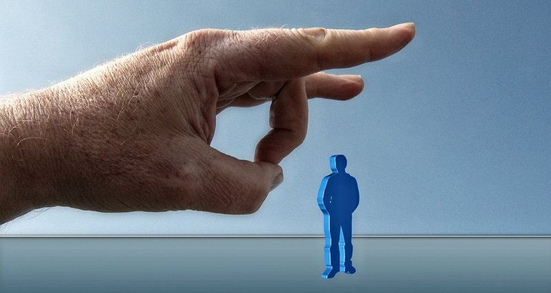 Arbeitslos mit 55+? Jobbörsen und nützliche Informationen 1 Ein Maxerl, das von einer Hand mit dem Zeigefinger weggekickt wird, Stichwort arbeitslos.
(c) Pixabay.com