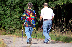 Ein älteres Ehepaar beim Nordic Walken, Stichwort gesund im Alter. (c) by pixelio.de