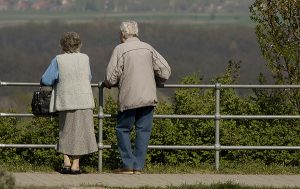 Ein altes Ehepaar schaut in die Landschaft, Stichwort Altersheim. (c) Morguefile.com