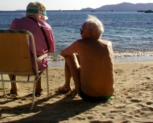 Achtung: Ohne Antrag keine Pension 1 Ein altes Paar am Sandstrand, Stichwort Pension. (c) Paul-Georg Meister_pixelio.de