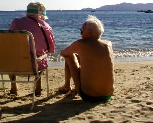 Ein altes Paar am Sandstrand, Stichwort Pension. (c) Paul-Georg Meister_pixelio.de