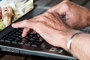 Die Hände einer alten Frau auf der Tastatur eines Laptops, Stichwort Internet. (c) Pixabay.com