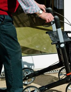 Barrierefrei um-/ bauen – am Besten gleich 1 Die Hände eines Mannes auf einem Rollator, Stichwort barrierefrei bauen. (c) Pixabay.com