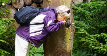 Eine ältere Wanderin trinkt aus einem Brunnen, Stichwort Bewegung hält das Gehirn fit und gesund. (c) Rainer Sturm_pixelio.de.