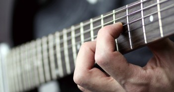 Die Hand eines Mannes beim Gitarrespielen, Stichwort Gehirnjogging. (c) Maja Dumat_pixelio.de.