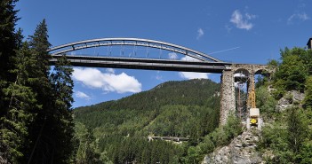 Eine hohe Eisenbahnbrücke auf dem Weg quer durch Europa, Stichwort Interrail. (c) berggeist007_pixelio.de.