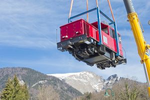 Saisonstart am Schafberg mit der neuen Vz32 1 Eine Lok der Schafberg-Bahn wird mit einem Kran gehoben. (c) Salzburg AG
