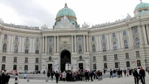Der Eingang von der Wiener Innenstadt zur Hofburg durch das Michaelertor, gekrönt mit der Michaelerkuppel, Stichwort Sightseeing. (c) Pixabay.com