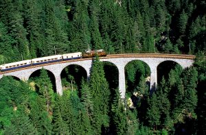 Ein "Krokodil-Zug" auf einer Brücke in den Schweizer Alpen. (c) Rhätische Bahn/ Peter Donatsch