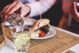 So hilft Trinkwasser beim Abnehmen 1 Die Hand einer Frau, die sich ein Glas Wasser einschänkt. (c) Pixabay.com