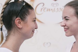 Frischer Schwung ins Liebesleben in nur 4 Minuten 1 Zwei Frauen, die sich anlachen, Stichwort Liebesleben. (c) cremissimo.at