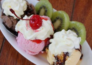 Eis mit Schlagobers und Früchten, Stichwort Lieblingseis Vanille. (c) Pixabay.com