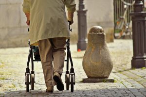 Ein alte Frau mit einem Rollator von hinten auf einem Weg, Stichwort Pflege. (c) Pixabay.com