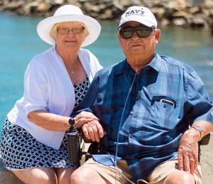 Ein altes Ehepaar im Sommer auf einer Bank vor dem Meer, Stichwort Best Ager. (c) Pixabay.com