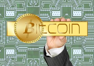 Eine Hand hält ein Bitcoins-Zeichen. (c) Pixabay.com