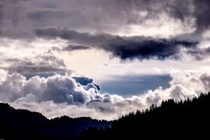 Dunkle Gewitterwolken über einem Waldgebiet. (c) Pixabay.com