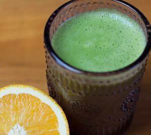 Ein Glas mit einem Smoothie, daneben eine Scheibe einer Orange. (c) Pixabay.com