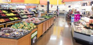 Handel unterschiedlich aktiv gegen Lebensmittelverschwendung 1 Obstregale in einem Supermarkt, Stichwort Lebensmittelverschwendung. (c) Pixabay.com