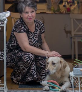 Eine Frau mit einem Hund und gesundem Hundespielzeug. (c) Peter Rassbach, Brigitta Rassbach