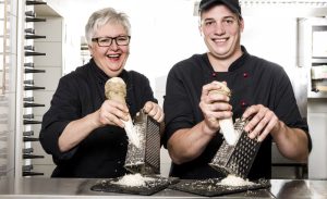 Eine Köchin und ein Koch beim Kren Reiben, Stichwort Genussherbst. (c) Bad Radkersburg/ Robert Sommerauer