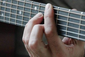 Für eine neue Herausforderung ist man nie zu alt 2 Eine Hand beim Gitarre Spielen, Stichwort neue Herausforderung. (c) Pixabay.com