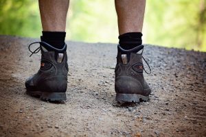 Die Füße eines Mannes mit Wanderschuhen, Stichwort Wellness. (c) Pixabay.com