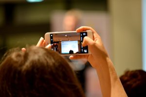 Die Hände einer Frau, die mit dem Smartphone ein Foto bei einer Veranstaltung macht, Stichwort Digitalisierung. (c) APA-Fotoservice/ Fritz Jamnig