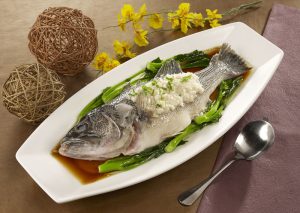Ein zubereiteter Fisch auf einem Teller, Stichwort gesunde Fette. (c) Pixabay.com