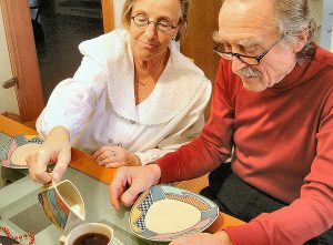 Ein älteres Ehepaar beim Kaffee Trinken, Stichwort Pflege. (c) Pixabay.com
