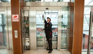 Ein Techniker bei einem Aufzug, Stichwort rauf oder runter. (c) TÜV AUSTRIA