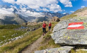 Ein Mann und eine Frau beim Wandern in den Bergen. (c) Alpenverein/ Freudenthaler