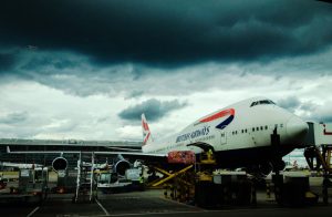 Ein Flugzeug auf einem Flughafen, Stichwort Flugausfall. (c) Pixabay.com