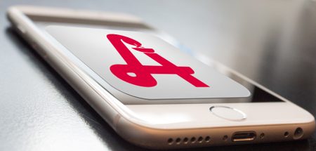 Apo-App – Apotheken, Medikamenten-Infos, Impfpass und mehr (c) Pixabay.com (Smartphone)/ Öst. Apothekerkammer (Logo)