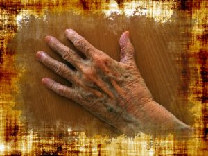 Die Hand einer alten Frau, Stichwort Bewegungsprogramm. (c) Pixabay.com