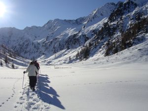 Wanderer in einer Winterlandschaft in den Bergen, Stichwort Slow Travel. (c) www.wanderhotels.com