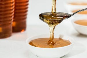 Wir sind die Süßen - Österreicher essen und kaufen zu süß 2 Honig auf einem Teelöffel, Stichwort süß. (c) Pixabay.com