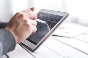 Aus- und Weiterbildung mit Lernen auf mobilen Medien neu erfinden 1 Die Hand eines Mannes beim Tippen auf einem Tablet, Stichwort Weiterbildung. (c) Pixabay.com