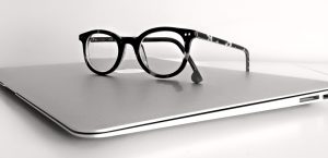 Eine Brille auf einem Laptop, Stichwort Erwachsenenbildung. (c) Pixabay.com