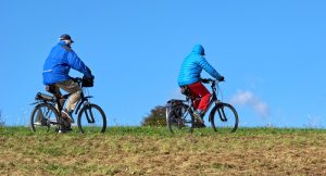 Zwei Radfahrer, Stichwort Reiseanalyse. (c) Pixabay.com