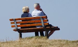 Ein älteres Paar auf einer Bank, Stichwort Senioren-WG. (c) Pixabay.com