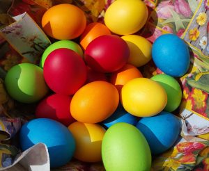 Ostereier selber färben – Tipps und Tricks vom Osterhasen ;) 1 Bunte Ostereier, Stichwort Eier färben. (c) Pixabay.com