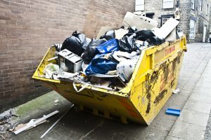 Ein voller Müllcontainer zu Ostern. (c) Pixabay.com