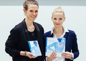2 Frauen, die ein Buch über AS in die Kamera halten. (c) Stefanie Freynschlag