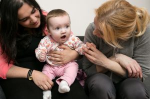 Zwei Frauen mit einem Baby in der Mitte, Stichwort Muttertag. (c) Caritas