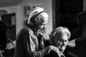 Eine alte Frau mit den Händen auf den Schultern einer anderen alten Frau, Stichwort Lebenskonzepte. (c) Pixabay.com