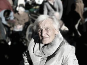 Eine alte Frau, Stichwort vergessen. (c) Pixabay.com